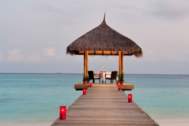 ممرات خشبية ذات أسقف من القش مصممة على شكل جزيرة خاصة في جزر المالديف Resort-Velassaru