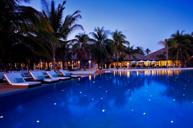 في الهواء الطلق حمام سباحة حديقة النخلة عطلة منتجع Velassaru جزر المالديف أضواء الليل
