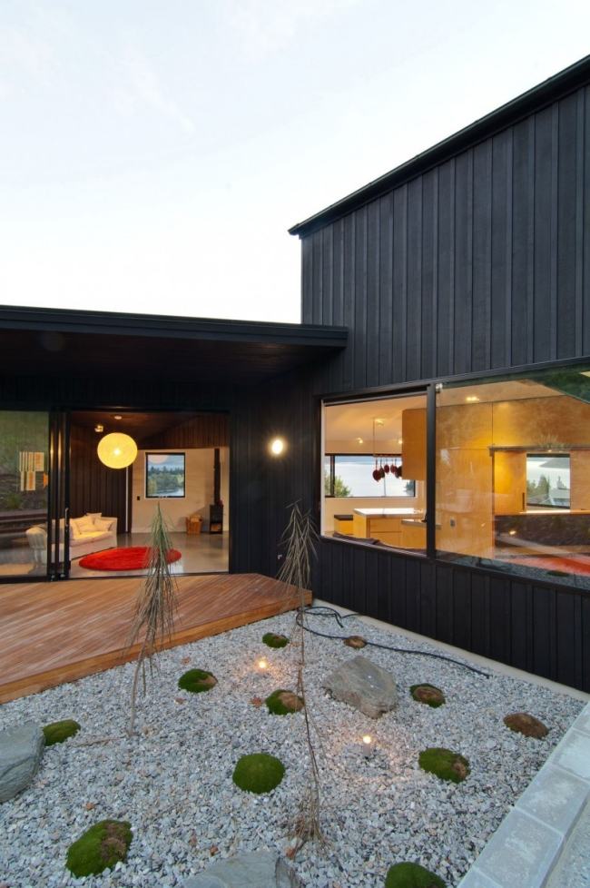 تصميم منزل مكبوتة سقف خشبي شرفة زجاجية حديقة فناء تصميم