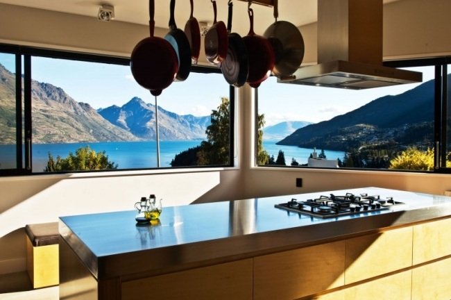 مطبخ مع نافذة بانورامية مطلة على البحيرة شفاط طباخ جزيرة المطبخ بألواح خشبية
