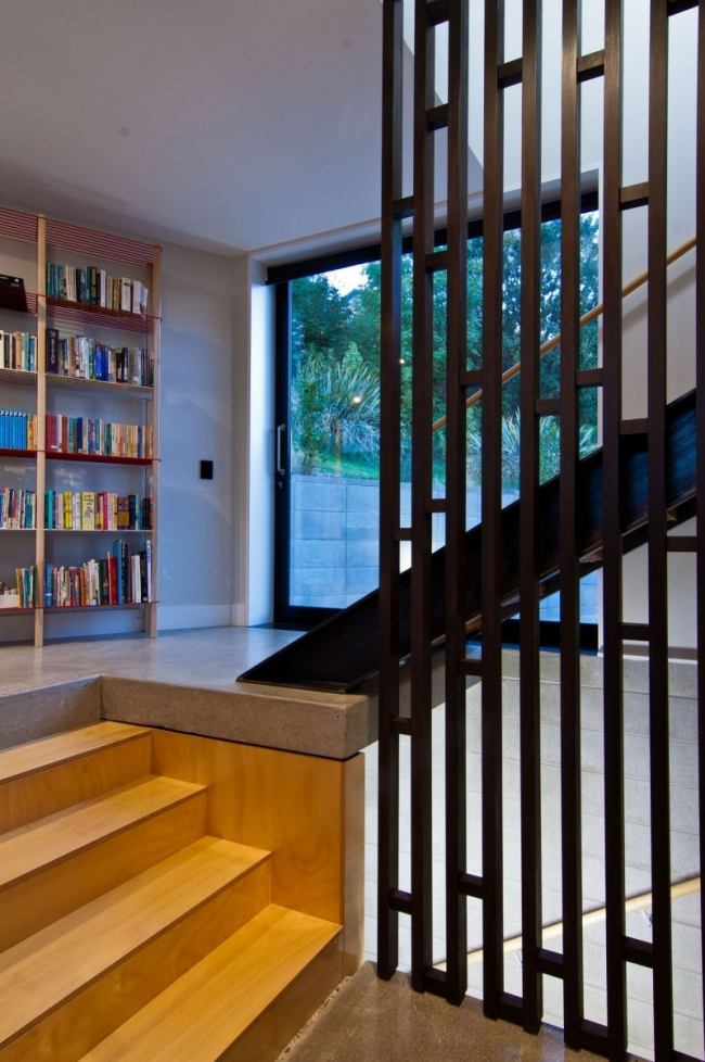 الميزانين منزل - مكتبة - سلالم خشبية زجاجية - نيوزيلندا دبلن - شارع البيت