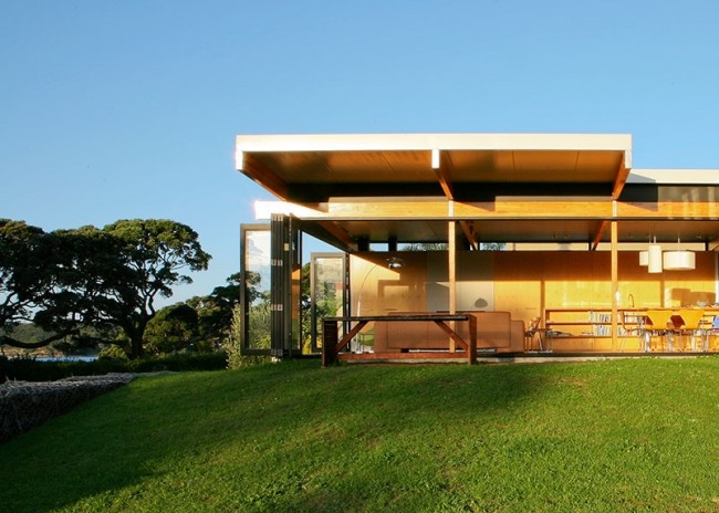 جناح خشبي ذو سقف مسطح - كوبرز بيتش هاوس - مع حديقة نيوزيلندا