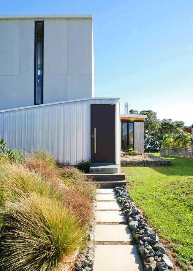 مسارات حديقة البيت الحديث على شكل كوربس حجرية على ساحل نيوزيلندا