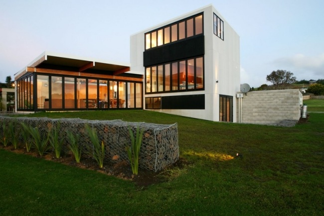 منزل حديث على ساحل نيوزيلندا التراب الزجاجي من السقف إلى السقف