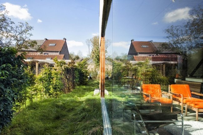 منزل مصنوع من الخشب والزجاج والخرسانة حديقة منطقة خضراء على الطراز الريفي