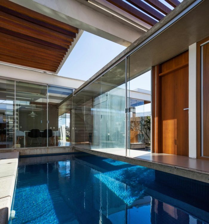 تصميم منزل مع باب نافذة حمام سباحة يتم التحكم فيه عن بعد من العريشة