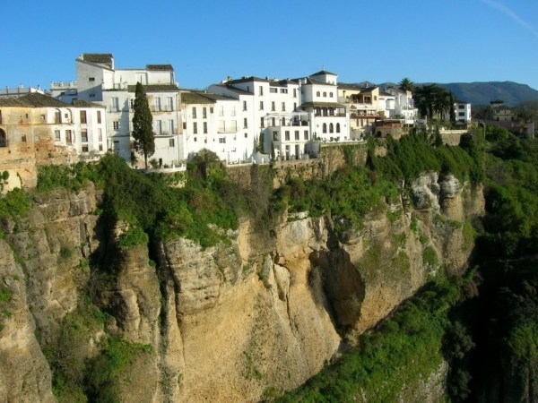 منازل سيتينيل دي لاس بوديغاس الإسبانية على صخرة