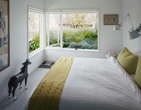 نافذة غرفة النوم الحديثة وسادة المفرش الخضراء