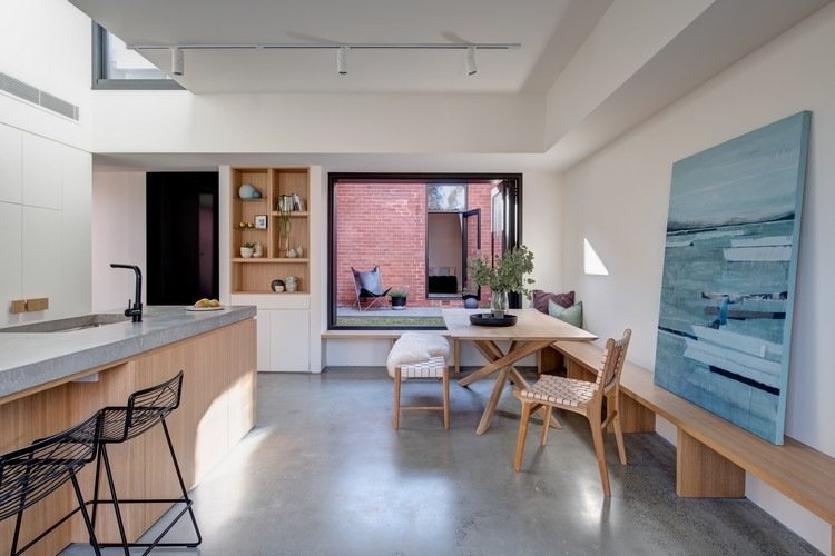 منزل مع شقة منفصلة الحديثة تمديد حرية الحركة الفناء الخلفي حديقة المطبخ جزيرة اللوحة طاولة الطعام