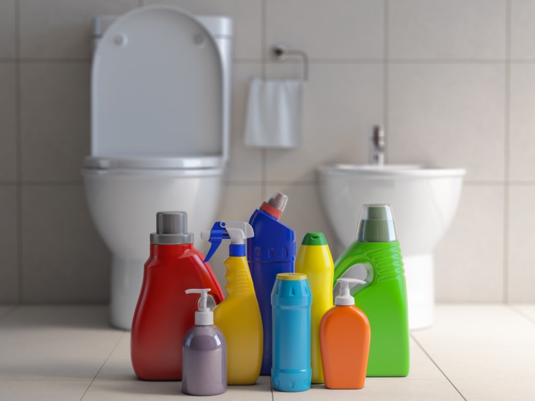الزجاجات البلاستيكية والصابون المطهر لتنظيف المرحاض وتطهيره