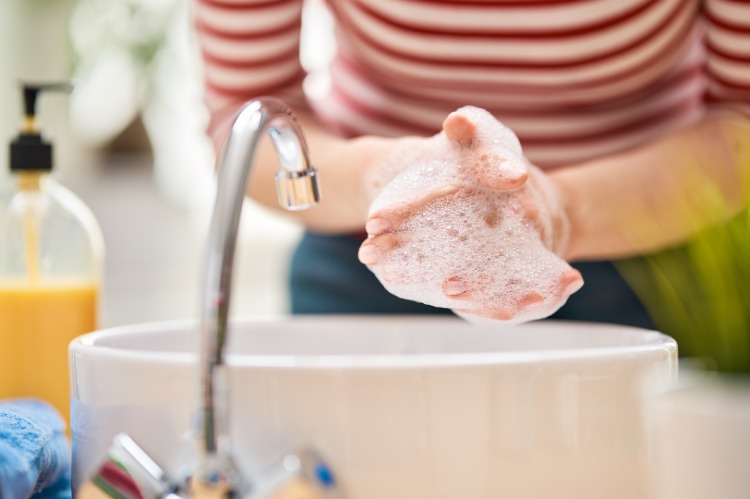 اغسل يديك جيدًا لمدة 20 ثانية الذي يحكم منع فيروس كورونا