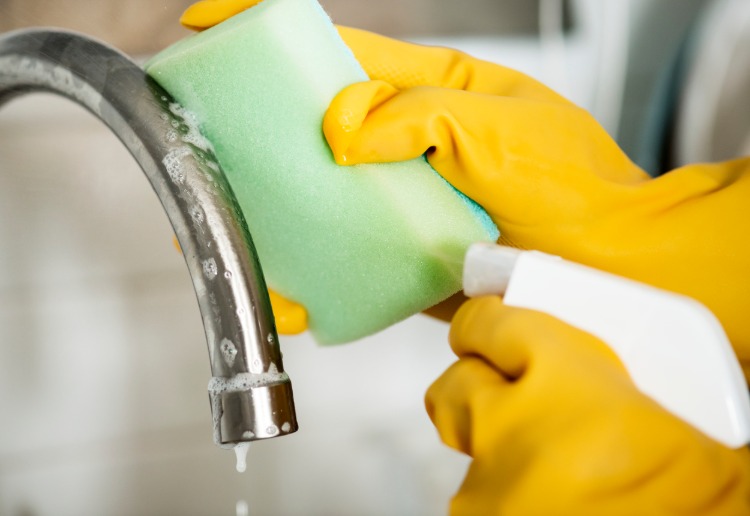 تنظيف الحمام بالإسفنج والمطهر بسبب الإجراءات الاحترازية من فيروس كورونا