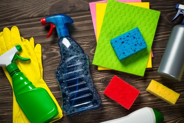 عوامل التنظيف في زجاجات لرش وتنظيف الملابس لتطهير المنزل