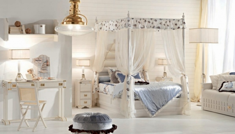 غرفة الأطفال الرومانسية البيضاء فتاة زرقاء فاتحة سرير مغطى بأربعة أعمدة زخارف نباتية البراز