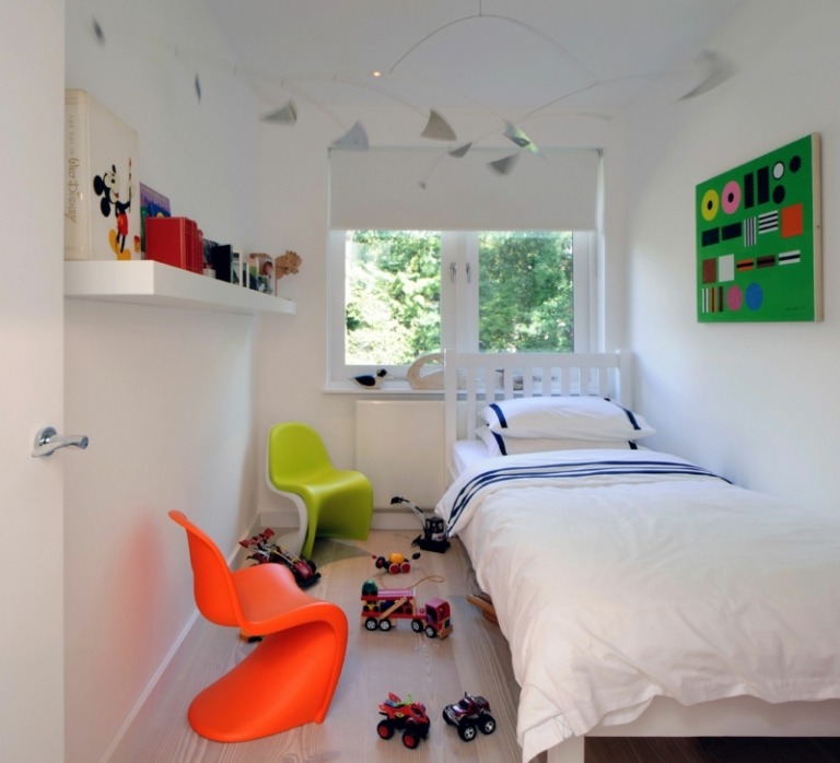 غرفة الأطفال بيضاء صغيرة كراسي ملونة جدارية حديثة