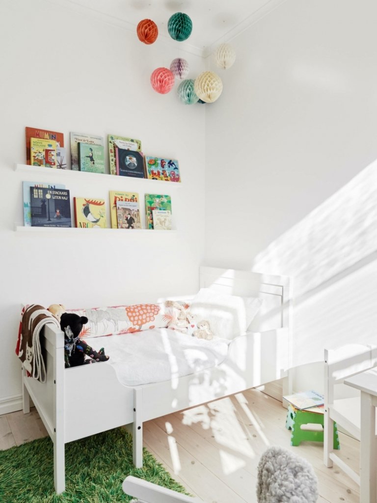 غرفة الأطفال بيضاء خضراء عميقة كومة السجاد فوانيس السرير الديكور الملونة