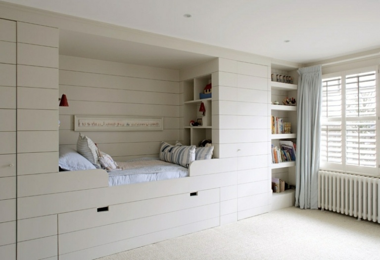 غرفة الأطفال بيضاء مدمجة في السرير لوحات تدفئة ورفوف ستائر