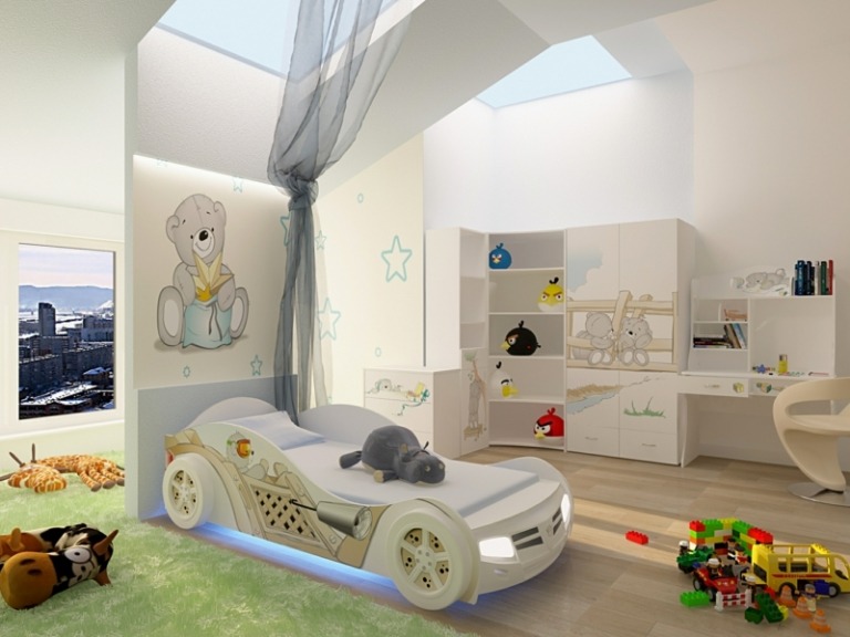 غرفة أطفال بيضاء وسرير سيارة للأولاد بتصميم جدار بيرين