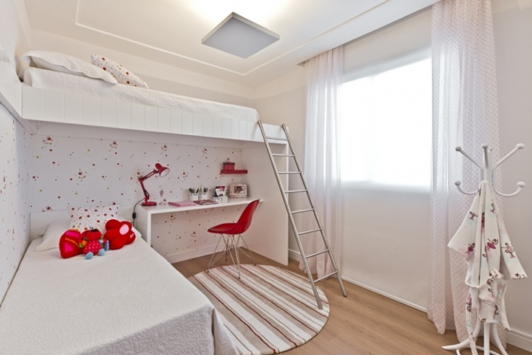 غرفة الأطفال بيضاء خفية الزخارف الحمراء الطابق العلوي خلفية السرير السجاد جولة رف الملابس