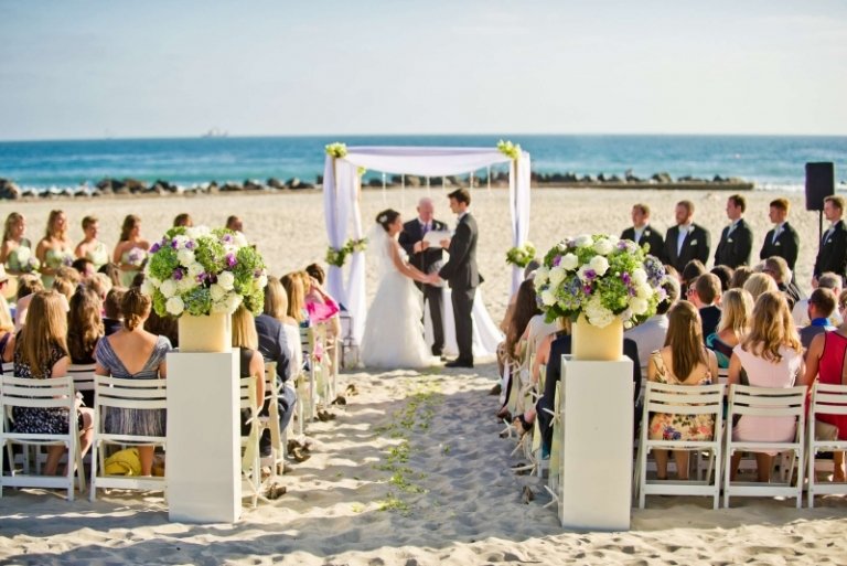 حفلات الزفاف-الشاطئ-المذبح-الرمال-التنظيم