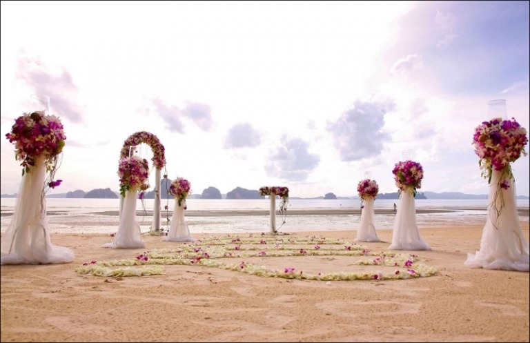 حفلات الزفاف-الشاطئ-الزهور-النضرة-الأفكار