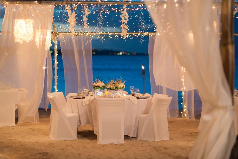 حفلات الزفاف-الشاطئ-الحدث-الرومانسية-العريشة