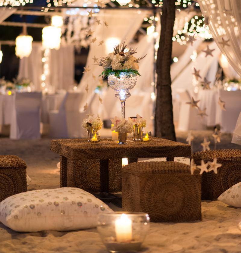 حفلات الزفاف-الشاطئ-الضيوف-طاولات-رومانسية-تزيين