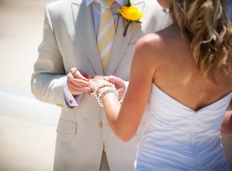 حفلات الزفاف-الشاطئ-ربطة عنق-صفراء-خطوط بيضاء