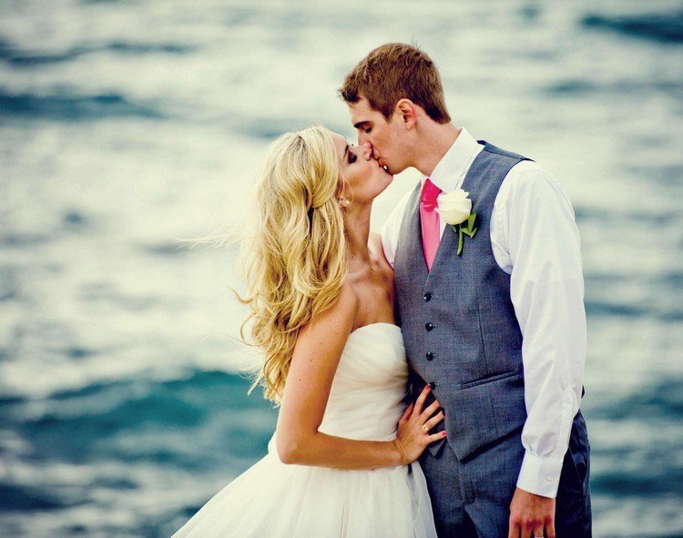 زفاف-شاطئ-وردي-ربطة عنق-رمادي-فيست-بنطلون