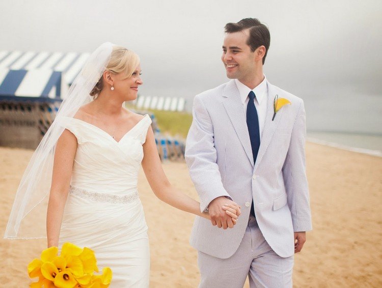 زفاف-شاطىء-بدلة-ازرق-ابيض-مخطط-ربطة-اصفر-بوتونيير