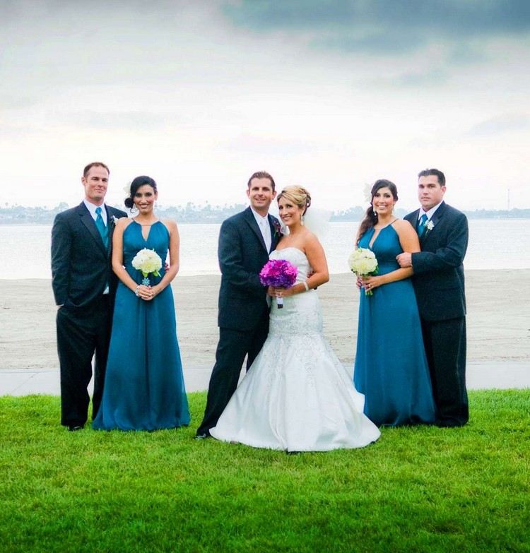زفاف-شاطئ-ازرق-غامق-بدلة-عريس