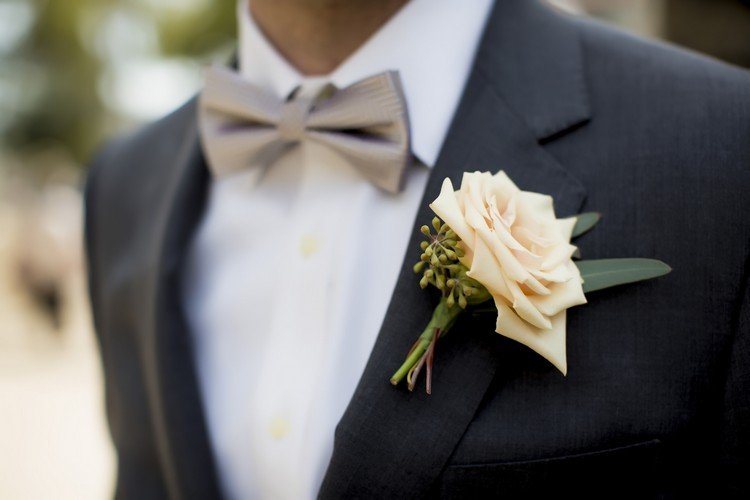 زفاف-شاطئ-رمادي-ربطة عنق-أسود-بدلة-وردي