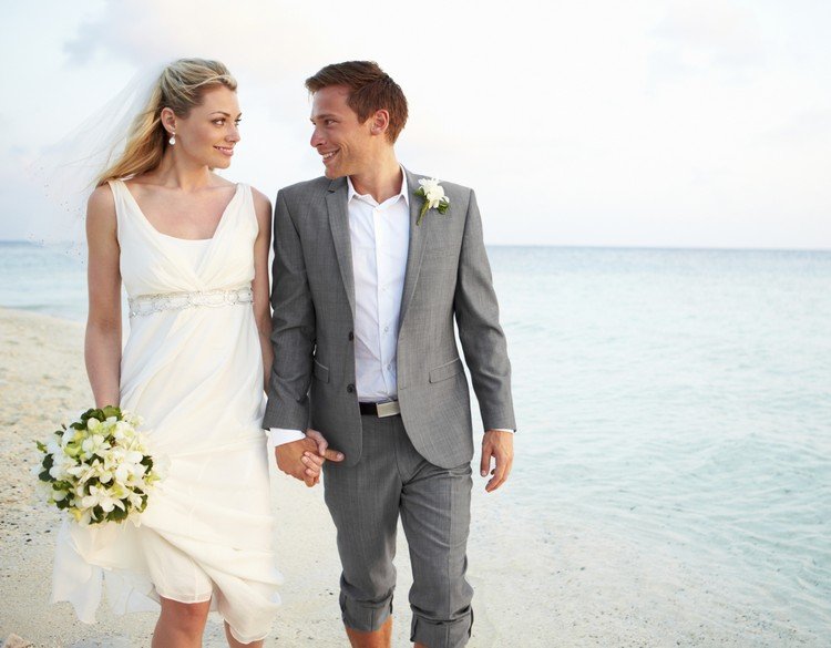 حفلات الزفاف-الشاطئ-رمادي-متسلل-بدلة-العريس-زفاف-كلاسيك