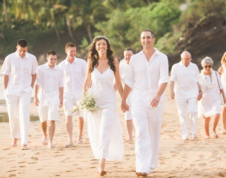 حفلات الزفاف-الشاطئ-بالكامل-بيضاء-ملابس-رومانسية-غريبة