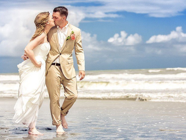 حفلات الزفاف ، الشاطئ ، التقطت الصور ، بدلة لون الرمال