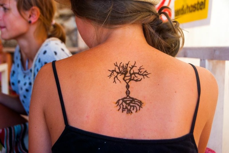 حناء-وشم-زخارف-ظهر-حلم-رسم شجرة