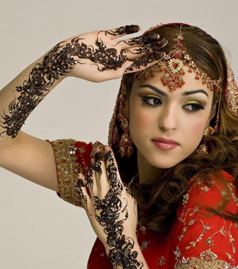 وشم الحناء الهندي تصميم أسلحة جميلة فستان غطاء الرأس أحمر