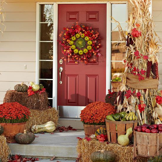 فصل الخريف مدخل الشرفة تزيين الباب اكليلا من التفاح والذرة على أوراق الكوز