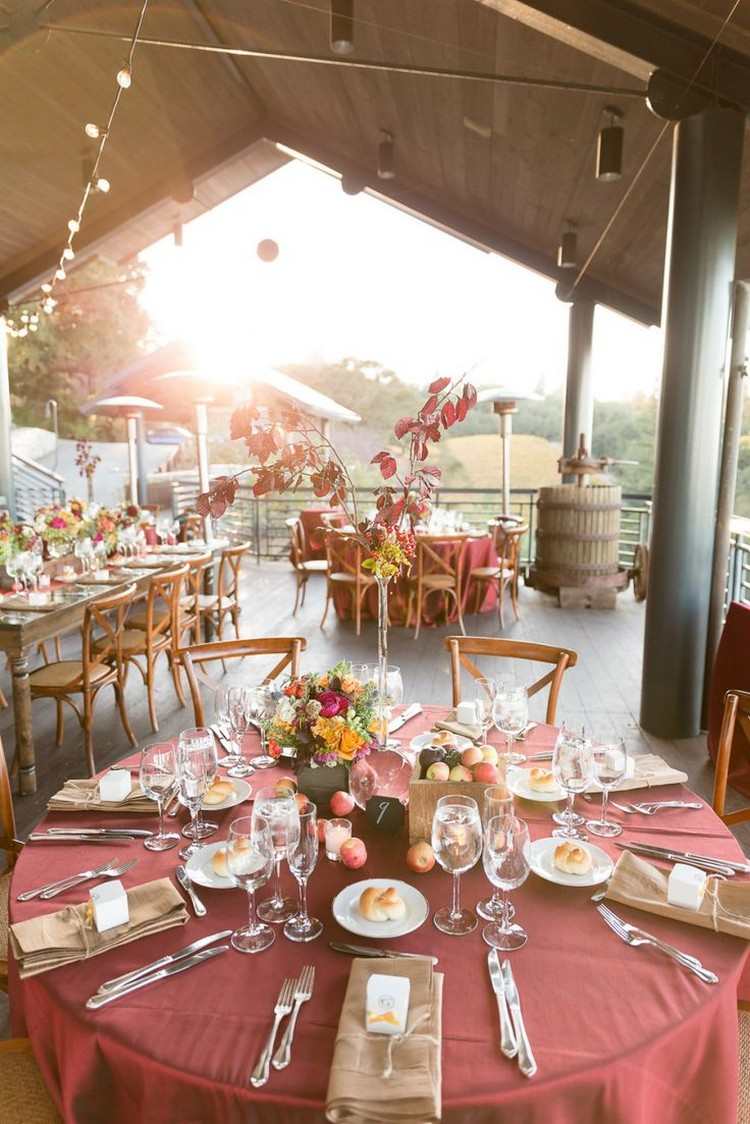زينة طاولة الخريف لحفل الزفاف الأحمر - مفرش المائدة - البني - المناديل - التفاح - أوراق الخريف