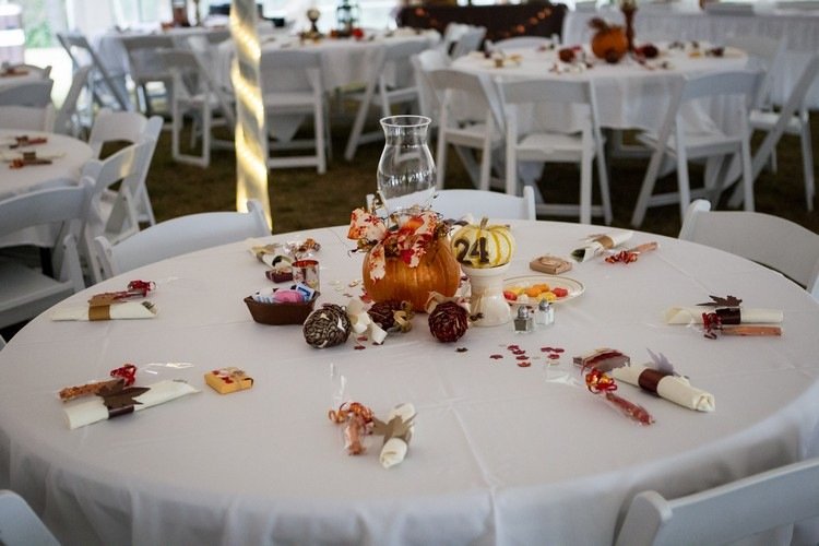 تزيين طاولة الخريف لخواتم الزفاف - ورق المناديل - رقم الجدول - اليقطين الصغير