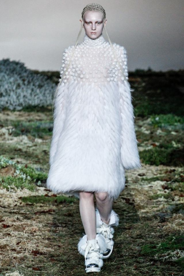 فستان نسائي أبيض 2014 ألكسندر ماكوين