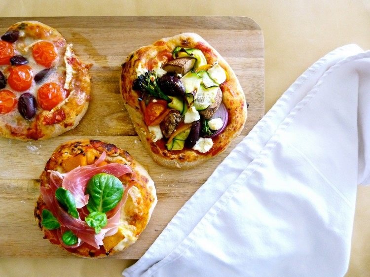 وجبات خفيفة دسمة من البيتزا الصغيرة المخبوزة بالفرن طبقات مختلفة