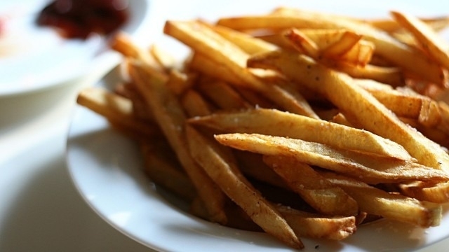 طبق من البطاطس المقلية نوع الاعتماد على الأكل الصحي