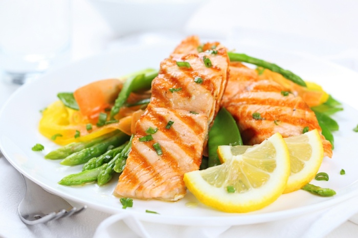 نصائح التغذية سمك السلمون المشوي الهليون والليمون