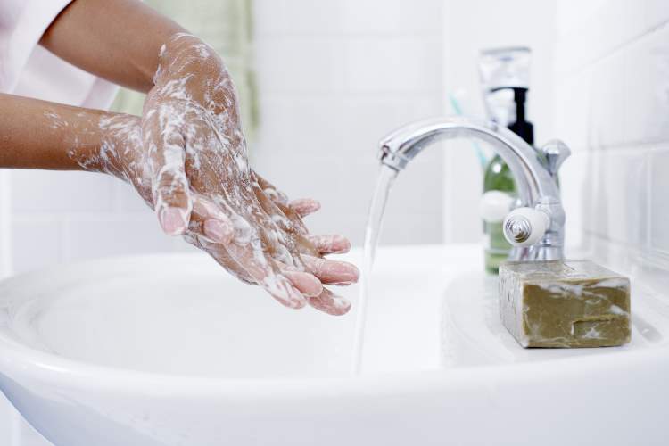 غسل اليدين كمطهر للأيدي الطويلة فعال ضد فيروس كورونا