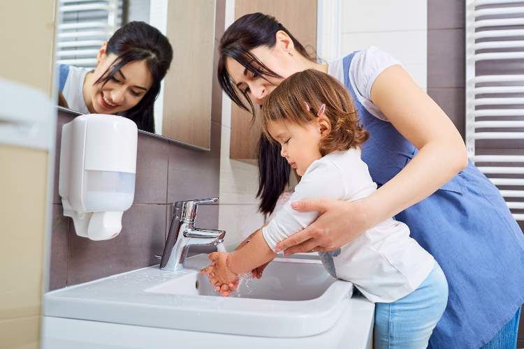 تطهير اليدين التدابير الوقائية من فيروس كورونا جعل الماء والصابون بنفسك
