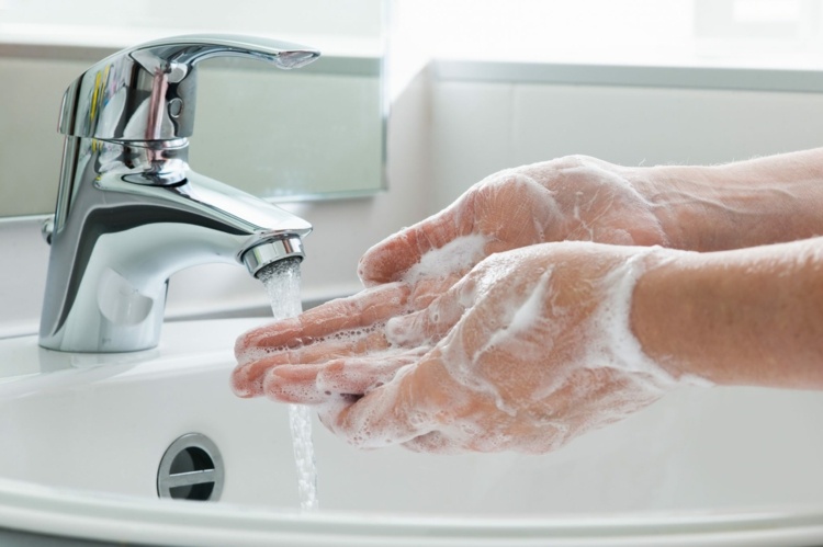 اغسل يديك بشكل صحيح مع الأغاني الشعبية لحساب الوقت