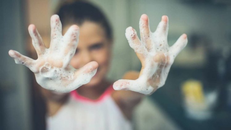 غسل اليدين وتنظيفهما كحماية من الفيروسات مثل كورونا