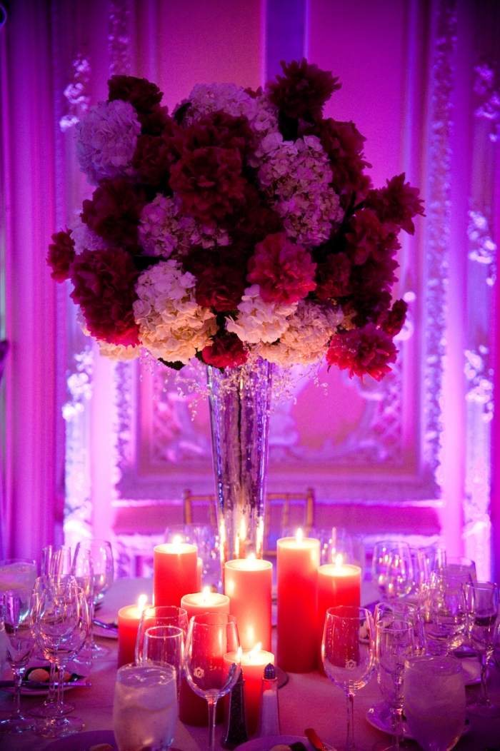 زينة الزفاف في الفوشيه البنفسجي الغامض مضاءة على ضوء الشموع
