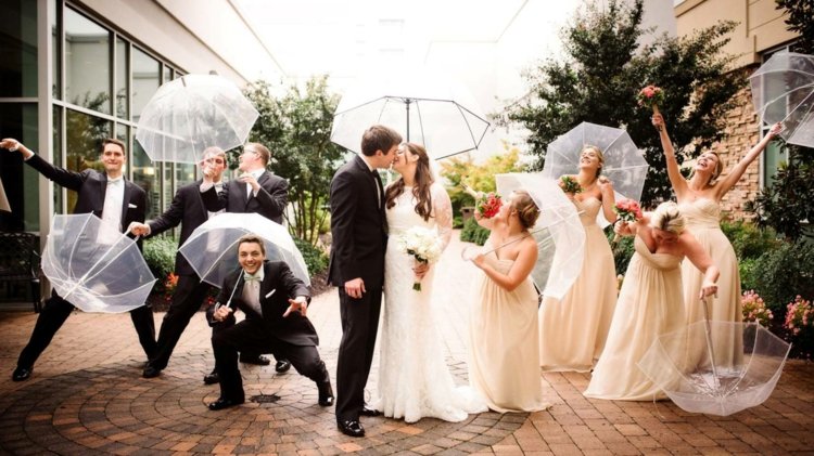 كلام زفاف-افضل صورة-رجل-مظلة-وصيفات الشرف